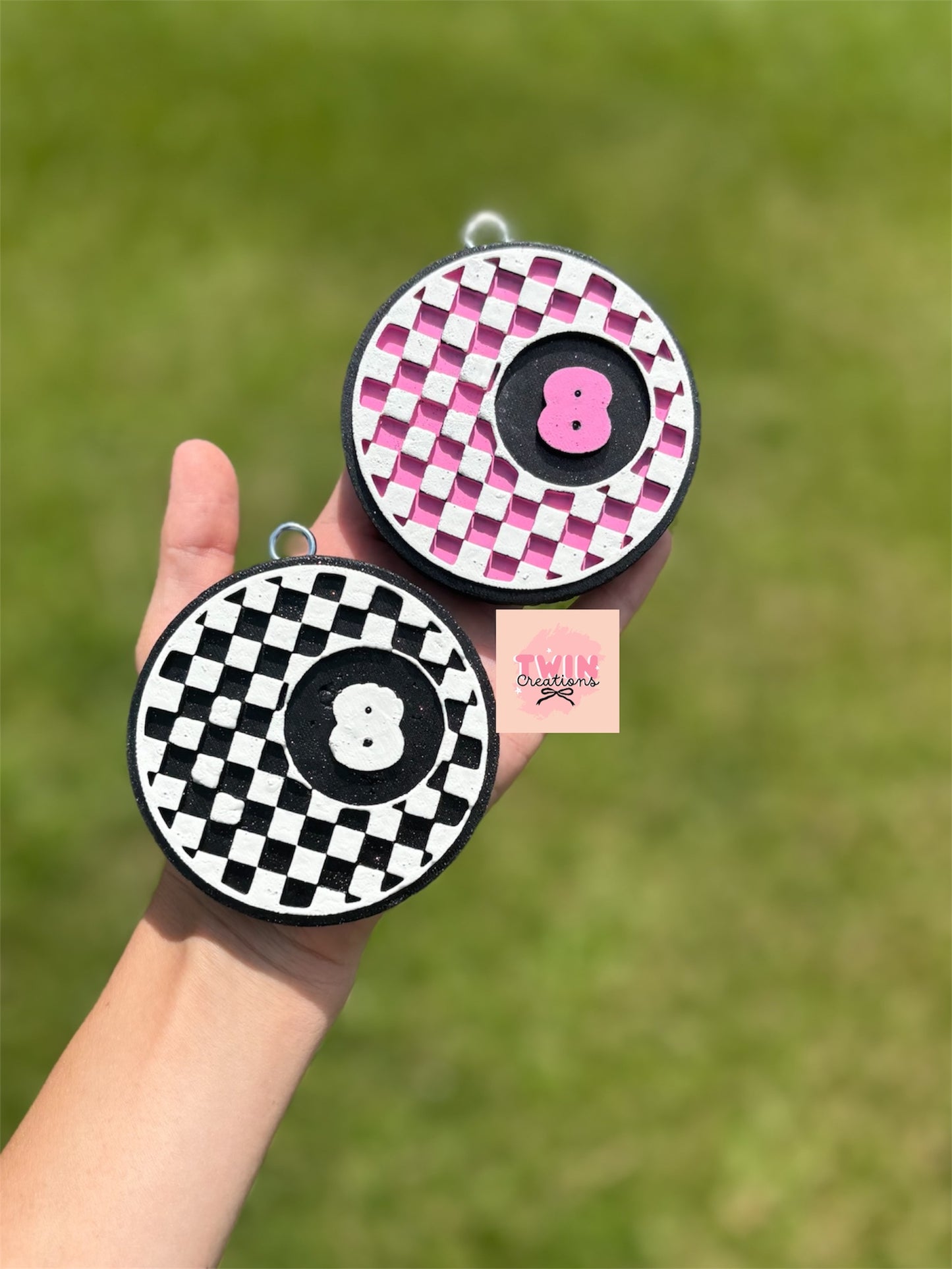 8 ball checkered